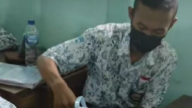 Viral Pelajar Bawa Termos ke Sekolah untuk Seduh Kopi, Warganet: Keren, Kurang Bakwan sama Risol