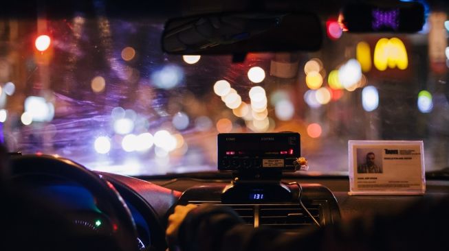 Ilustrasi menyetir mobil saat malam hari. [Takahiro Sakamoto/Unsplash]