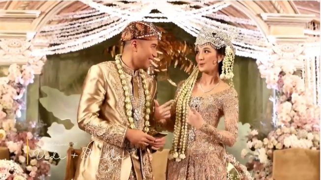 Dinobatkan Jadi Pasangan Terkocak, Momen Vidi Aldiano dan Sheila Dara Potong Kue Pernikahan Ini Sukses Bikin Ngakak