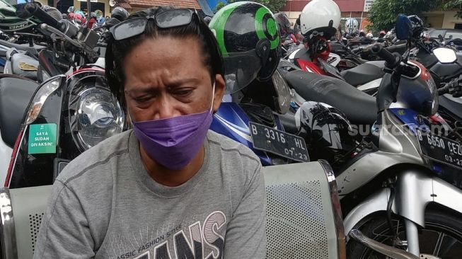 Sulistyawati (45), korban dugaan penyekapan dan pengancaman, ditemui usai diperiksa penyidik Polres Metro Tangerang, Jumat (14/1/2022). [Suara.com/Muhammad Jehan Nurhakim]