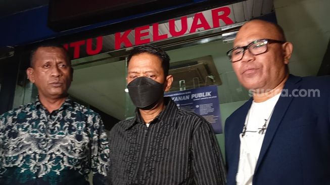Doddy Sudrajat (tengah) bersama dua pengacaranya usai melaporkan selebgram Ayuwisya ke Polda Metro Jaya, Jumat (14/1/2022) malam. [Rena Pangesti/Suara.com]