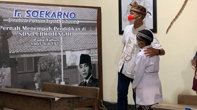 Ganjar Pranowo Kaget Ketemu Kusno saat Napak Tilas di Sekolah Presiden Soekarno, Ini Alasanya