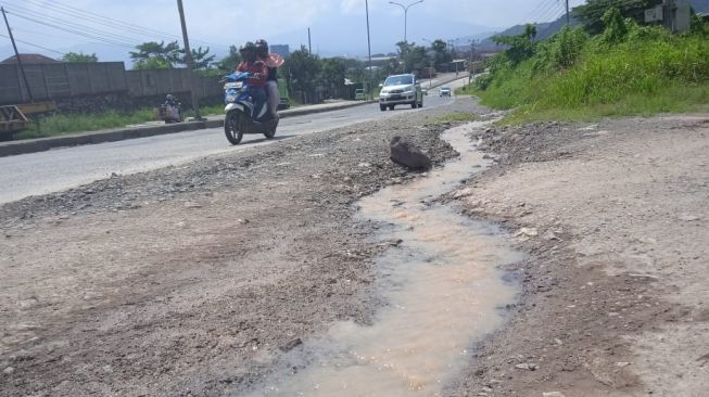 Pengendara Keluhkan Genangan Air di Jalan Bypass Panjang Bandar Lampung, Licin dan Bikin Macet