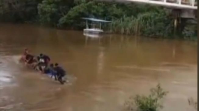 Diduga Kelebihan Muatan, Detik-Detik Perahu Tenggelam di Sungai Kumba