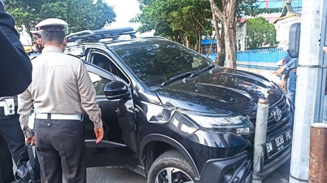 Tabrak Lampu Merah, Pengemudi Toyota Rush di Pekanbaru Tewas di Tempat