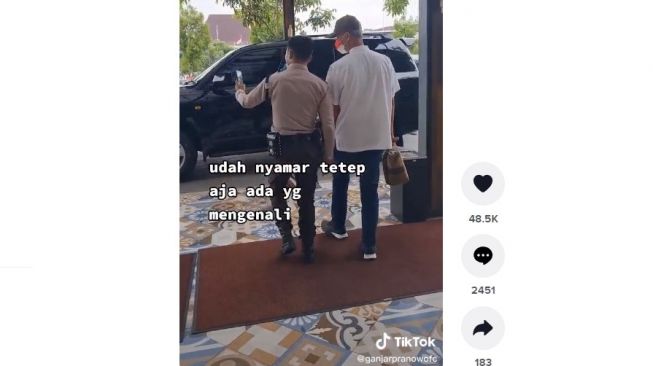 Ganjar Pranowo Kesal Penyamarannya Terbongkar, Satpam Malah Minta Foto