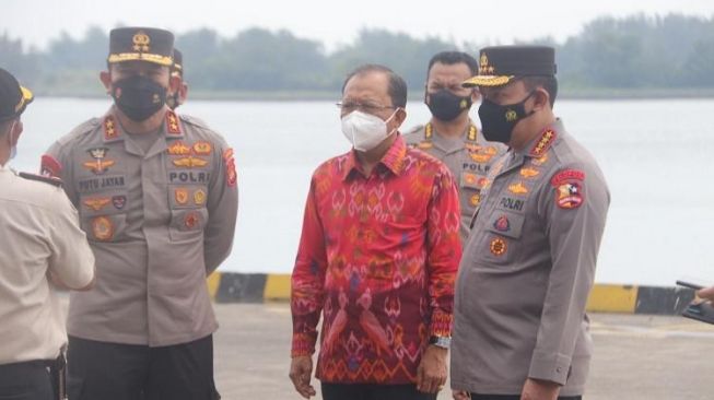 Cegah Omicron, Kapolri Cek Posko Pemantauan Karantina di Benoa