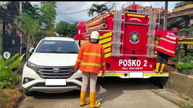 Viral Mobil Damkar Susah Payah Menuju Lokasi Kebakaran, Toyota Rush Parkir Sembarangan Jadi Biangnya