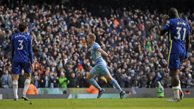 Gelandang Manchester City Kevin De Bruyne (tengah) merayakan golnya selama pertandingan sepak bola Liga Premier Inggris antara Manchester City dan Chelsea di Stadion Etihad, Manchester, Inggris, Sabtu (15/1/2022). [OLI SCARFF / AFP]