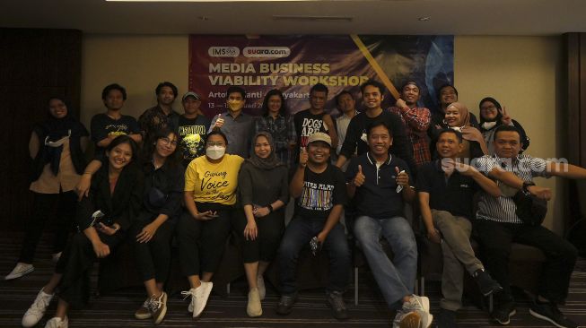 Pemimpin Redaksi portal-portal media PT Arkadia Digital Media Tbk, Suwarjono (ketiga kanan depan) berfoto bersama pemateri dan peserta usai wokrshop 'Lokakarya Keberlangsungan Bisnis untuk Media Lokal' di Hotel Artotel Bianti, Yogyakarta, Jumat (14/1/2022). [SuaraJogja/Bayu Yunianto]