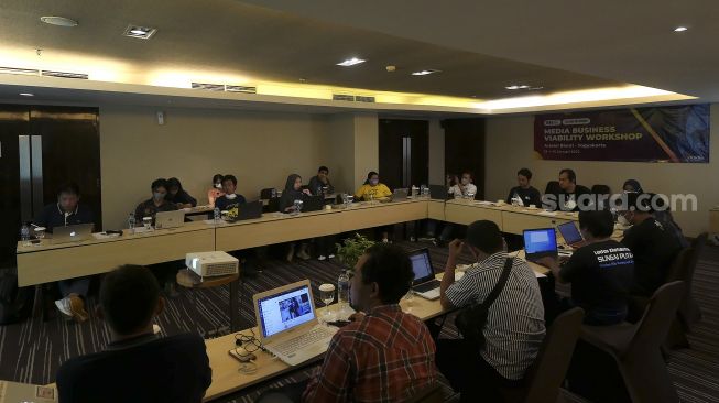 Sejumlah peserta mengikuti workshop 'Lokakarya Keberlangsungan Bisnis untuk Media Lokal' di Hotel Artotel Bianti, Yogyakarta, Jumat (14/1/2022). [SuaraJogja/Bayu Yunianto]