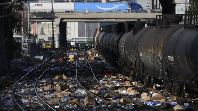 Bagian dari rel kereta Union Pacific yang dipenuhi dengan ribuan kotak dan paket terbuka yang dicuri dari kontainer pengiriman kargo di pusat Kota Los Angeles, California, Amerika Serikat, pada (14/1/2022). [PATRICK T. FALLON / AFP]