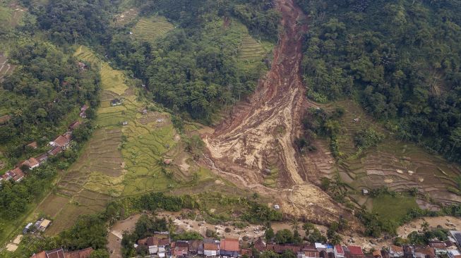 Foto udara tanah longsor di Desa Ciherang, Sumedang Selatan, Kabupaten Sumedang, Jawa Barat, Minggu (16/1/2022). [ANTARA FOTO/Raisan Al Farisi]