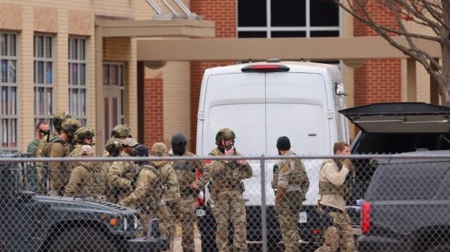 Anggota tim SWAT ditempatkan di dekat Sinagog Beth Israel di Colleyville, Texas [Andy Jacobsohn/ AFP]