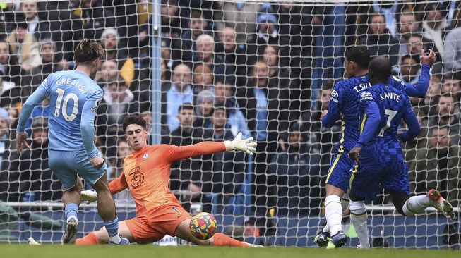 Penjaga gawang Chelsea Kepa Arrizabalaga (kedua kiri) menyelamatkan tembakan dari gelandang Manchester City Jack Grealish (kiri) selama pertandingan sepak bola Liga Premier Inggris antara Manchester City dan Chelsea di Stadion Etihad, Manchester, Inggris, Sabtu (15/1/2022). [OLI SCARFF / AFP]