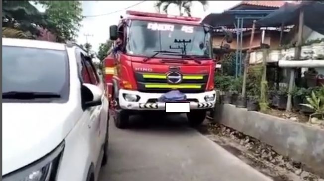 Mobil damkar tampak kesulitan melintas gang gara-gara mobil parkir sembarangan di jalan (Instagram)