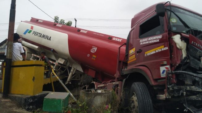 Truk Pertamina Kecelakaan Terjun ke Sungai di Kendal, Sopir Diduga Mengantuk