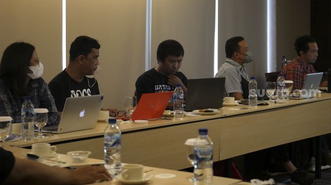 Sejumlah peserta mengikuti workshop 'Lokakarya Keberlangsungan Bisnis untuk Media Lokal' di Hotel Artotel Bianti, Yogyakarta, Jumat (14/1/2022). [SuaraJogja/Bayu Yunianto]