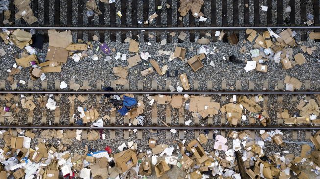 Foto udara bagian dari rel kereta Union Pacific yang dipenuhi dengan ribuan kotak terbuka dan paket yang dicuri dari kontainer pengiriman kargo di pusat Kota Los Angeles, California, Amerika Serikat, pada (14/1/2022). [PATRICK T. FALLON / AFP]