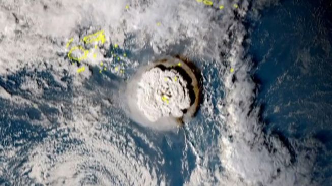 Letusan gunung api bawah laut yang memicu Tsunami Tonga pada Sabtu (15/1/2022).  Gambar ini diambil dari satelit Himawari 8 di Jepang. [Institut Informasi dan Komunikasi Nasional Jepang/AFP]