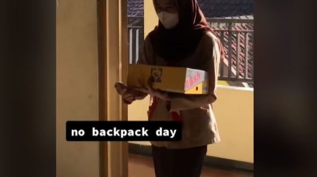 Viral Aksi Unik Siswa Sekolah Tanpa Bawa Tas Ransel, Malah Pakai Tas Emak hingga Keranjang Belanja