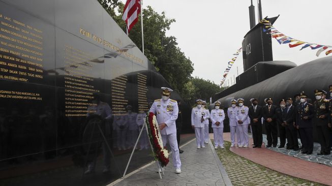 Kepala Staf Angkatan Laut Laksamana TNI Yudo Margono (kiri) meletakkan karangan bunga di Monumen KRI Nanggala-402 usai diresmikan di Koarmada II, Surabaya, Jawa Timur, Sabtu (15/1/2022). [ANTARA FOTO/Didik Suhartono]