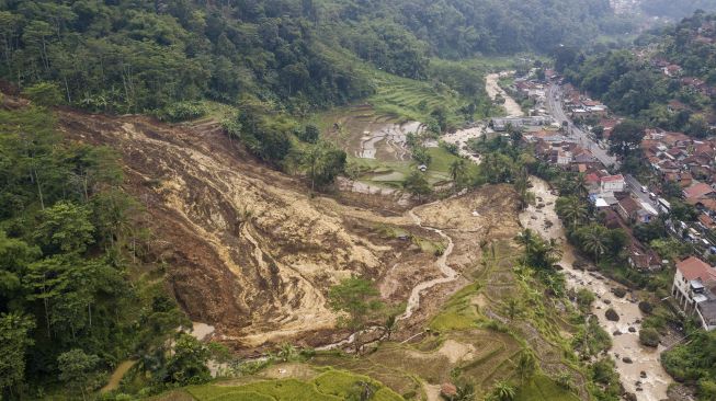 Foto udara tanah longsor di Desa Ciherang, Sumedang Selatan, Kabupaten Sumedang, Jawa Barat, Minggu (16/1/2022). [ANTARA FOTO/Raisan Al Farisi]