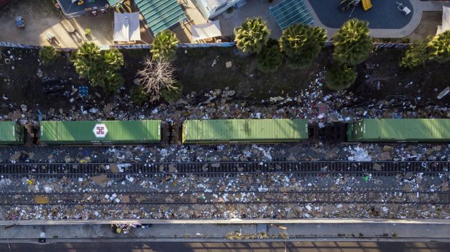 Foto udara bagian dari rel kereta Union Pacific yang dipenuhi dengan ribuan kotak terbuka dan paket yang dicuri dari kontainer pengiriman kargo di pusat Kota Los Angeles, California, Amerika Serikat, pada (14/1/2022). [PATRICK T. FALLON / AFP]