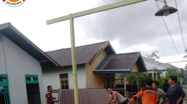 Angin Puting Beliung Terjang Kota Pontianak, Puluhan Rumah Rusak