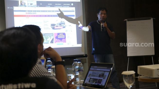 Pemimpin Redaksi portal-portal media PT Arkadia Digital Media Tbk, Suwarjono (kanan) memberikan paparan selama 'Lokakarya Keberlangsungan Bisnis untuk Media Lokal' di Hotel Artotel Bianti, Yogyakarta, Jumat (14/1/2022). [SuaraJogja/Bayu Yunianto]