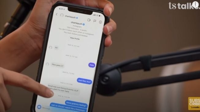 Erika Carlina saat menunjukkan isi DM dari Charlie Puth [YouTube/TS Media]