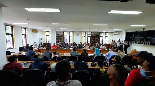Sejumlah pedagang mengikuti audiensi terkait relokasi PKL Malioboro di kantor DPRD Kota Yogyakarta, Senin (17/1/2022). - (SuaraJogja.id/Muhammad Ilham Baktora)