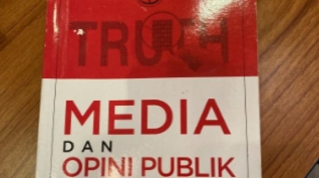 Review Buku Media dan Opini Publik, Mengubah yang Tak Penting Jadi Penting