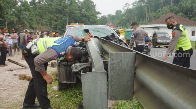 Ngeri! Hilang Kendali, Mobil Tabrak dan Tertancap Pembatasan Jalan di Banjarnegara, Ini Kondisi Sang Sopir