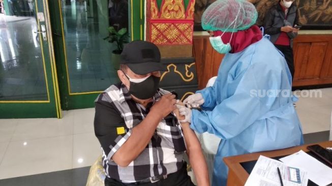 Seorang warga lanjut usia (lansia) menerima vaksinasi booster di Gedung Grha Pandawa, Balai Kota Yogyakarta, Senin (17/1/2022). - (SuaraJogja.id/Muhammad Ilham Baktora)