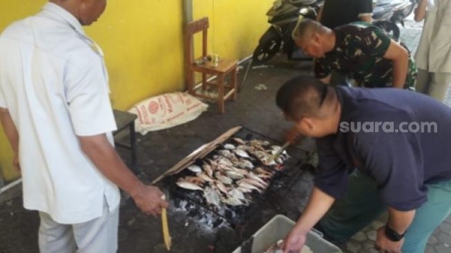 Yayasan Hang Tuah (YHT) punya tradisi makan ikan bersama serentak. Setiap kali memperingati hari ulang tahun [SuaraSulsel.id/Rusdin Tompo]