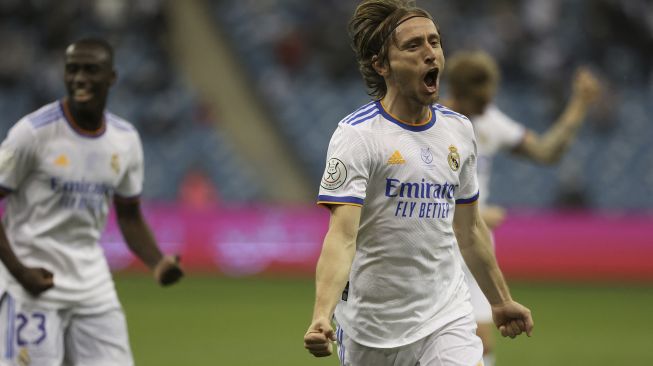 Gelandang Real Madrid Luka Modric (kanan) merayakan golnya selama pertandingan sepak bola final Piala Super Spanyol antara Athletic Bilbao dan Real Madrid di Stadion Internasional King Fahd, Riyadh, Arab Saudi, pada (16/1/2022). [FAYEZ NURELDINE / AFP]