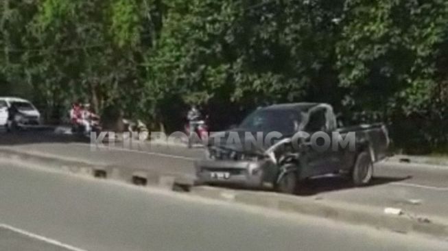 Kecelakaan Tunggal, Mobil Bak Terbuka Hantam Lampu PJU di Bontang