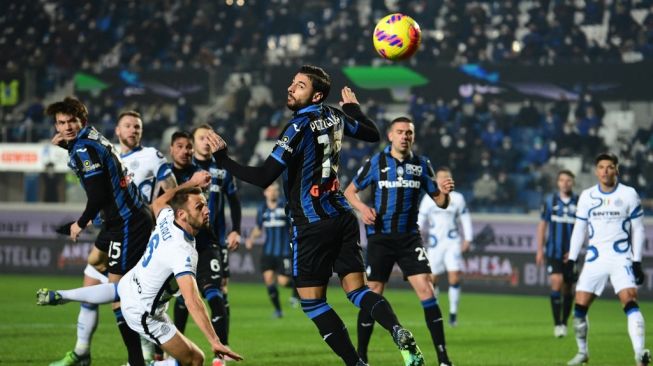 Atalanta vs Inter Milan di laga lanjutan Serie A, Senin (17/1/2022) berakhir imbang 0-0. (Foto: AFP)