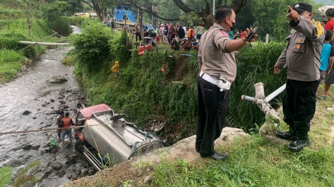 Tak Kuat Menanjak, Truk Tangki Terjun Bebas ke Sungai Pacet Mojokerto