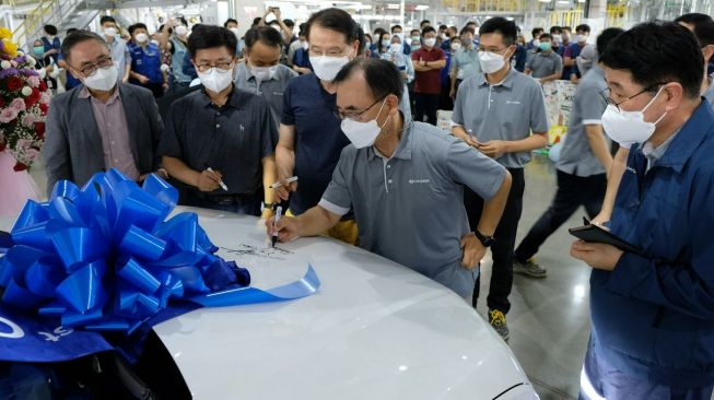 President Director PT Hyundai Motor Manufacturing Indonesia, Yoon Seok Choi, menandatangani unit Hyundai Creta pertama di pabrik manufaktur Hyundai Motor Cikarang, Jawa Barat, Senin (17/1/2022). [Dok Hyundai Motor Manufacturing Indonesia]