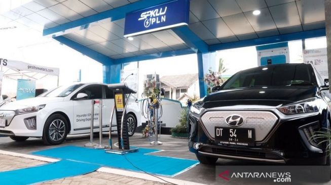Bersamaan Launching SPKLU Ambon, Kota Kendari Resmikan Gerai Pengisian Baterai EV