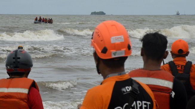 Tim SAR gabungan melakukan pencarian korban tenggelam di Pantai Wisata Anging Mammiri, Makassar, Sulawesi Selatan, Senin (17/1/2022). [ANTARA FOTO/Abriawan Abhe]