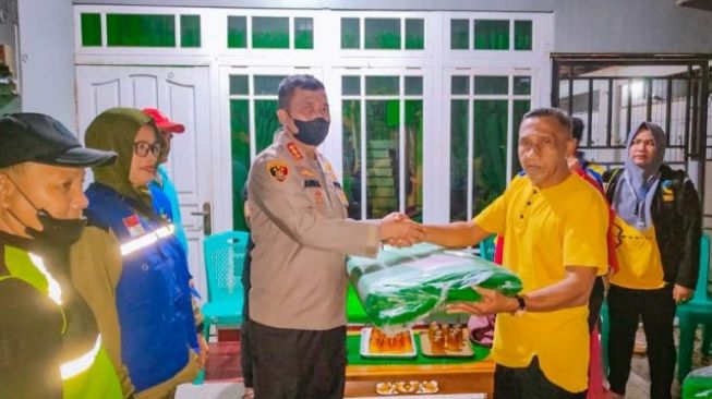 Prihatin, Polresta Pontianak Bantu Terpal untuk Korban Angin Puting Beliung