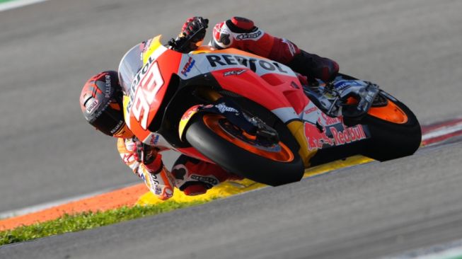 Aksi Marc Marquez naik motor Honda pertama kali usai cedera (Twitter)