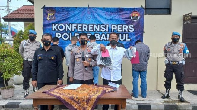 Polsek Jetis menunjukkan barang bukti hasil kejahatan dalam jumpa pers, Senin (17/1/2022). - (SuaraJogja.id/Rahmat Jiwandono)