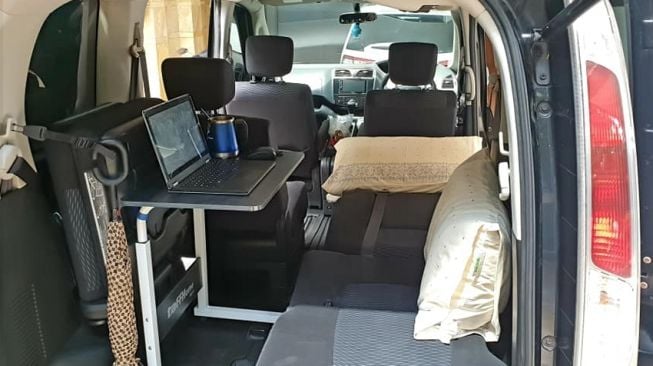 Kabin Nissan Serena diubah menjadi kantor berjalan (Facebook)