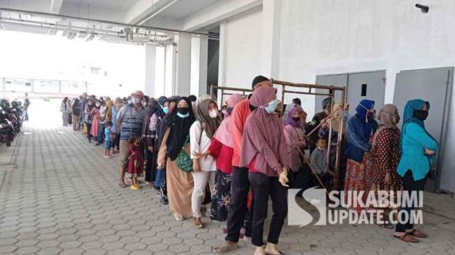 Ini yang Bikin Ratusan Emak-emak  Antre di Pasar Pelita Sukabumi dari Pagi hingga Sore Hari