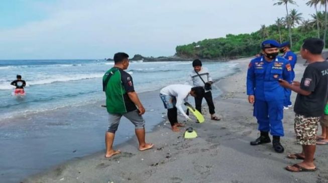 Pamit Buang Air di Laut, Jejak Wisatawan Ini Hilang di Pantai Senggigi Hanya Tersisa HP