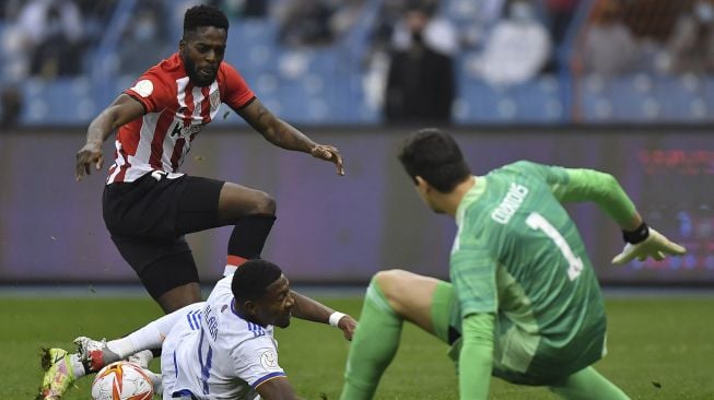 Bek Athletic Bilbao Unai Nunez (kiri) membayangi bek Real Madrid David Alaba (tengah) selama pertandingan sepak bola final Piala Super Spanyol antara Athletic Bilbao dan Real Madrid di Stadion Internasional King Fahd, Riyadh, Arab Saudi, pada (16/1/2022). [AFP]